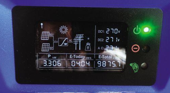 屋頂上加了塊光伏板 降溫且能發(fā)電賺錢！