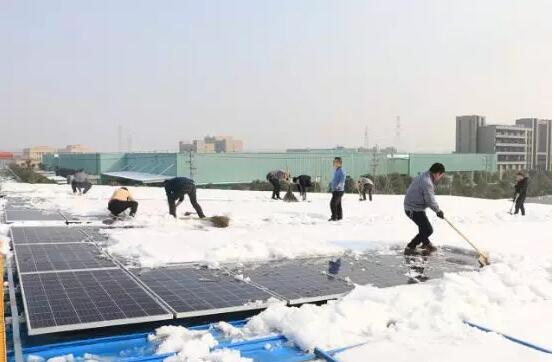 1MW屋頂光伏電站如何除雪？這個業(yè)主的建議真好！