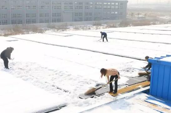 1MW屋頂光伏電站如何除雪？這個業(yè)主的建議真好！